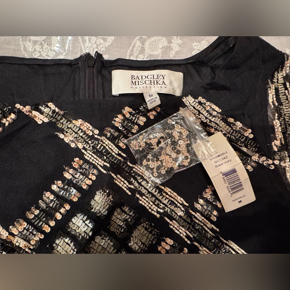 NWT BADGLEY MISCHKA COLLECTION SEQUINS AND BEADED DRESS. SIZE: M